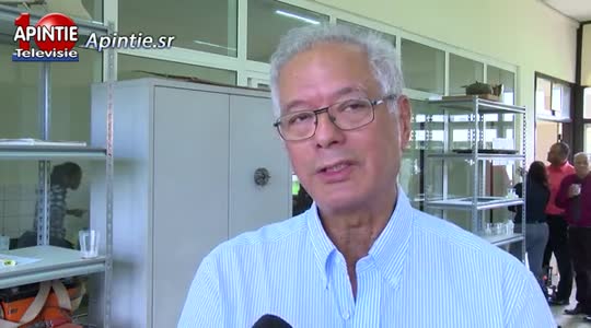 Kosmos Energy Suriname doneert lab-equipment aan afdeling Delfstofproductie AdeKus
