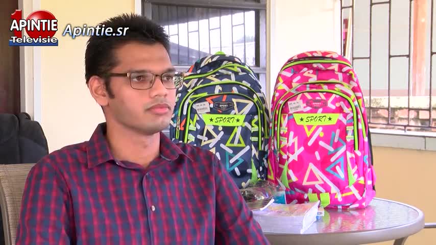 RR leden Munder gedenken minder bedeelden met schoolpakketten project