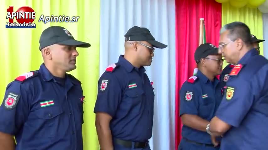 141 brandweerlieden bevorderd in naast hogere rang op internationale dag van de brandweer