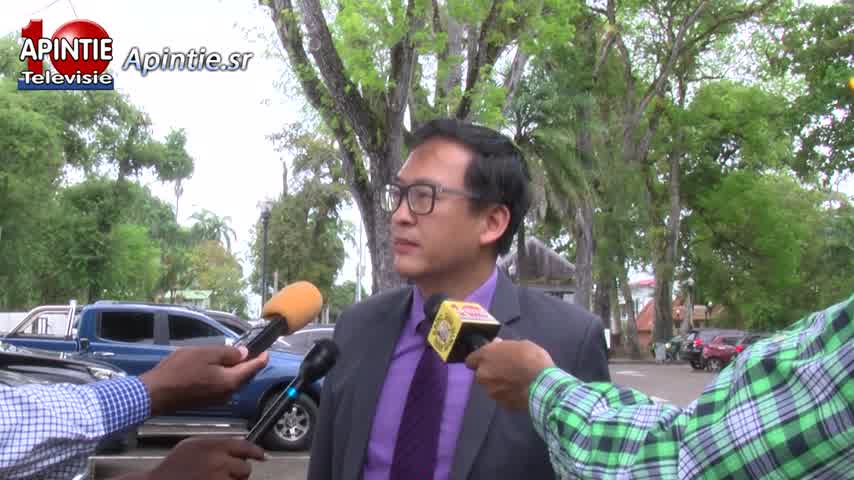 Stephen Tsang loopt boos uit de vergaderzaal